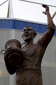 Fred Keenor statue (cropped).jpg