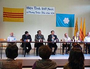 Cờ Bông Mai Trắng (Việt Tân) tại thành phố Krefeld.jpg