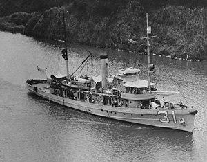 USS Tern (AM-31) passing through the Panama Canal in the 1930s (NH 50843).jpg