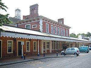 Tunbridge Wells station west platform.jpg