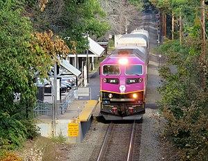Outbound train arriving at Bellevue station, August 2018.JPG