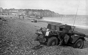 Bundesarchiv Bild 101I-362-2211-04, Dieppe, Landungsversuch, englischer Spähpanzer.jpg