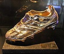 Golden Shoe, Lionel Messi 2012-2013.jpg