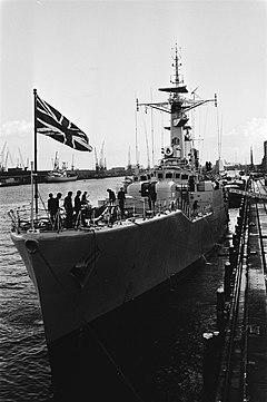 Het Engelse fregat HMS Lowestoft F103, een onderzeebootjager, bezoekt Amsterda, Bestanddeelnr 930-5221.jpg