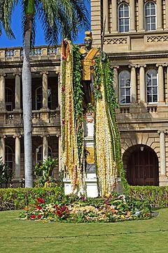 Kamehameha Day draped statue 2016.jpg