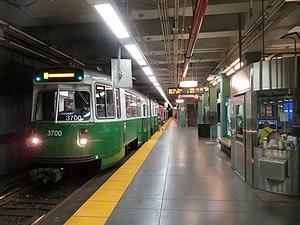 Inbound train at Kenmore station, July 2019.JPG