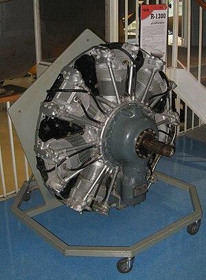 Wright R-1300 Cyclone 7.jpg