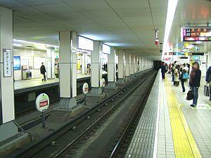 Osaka-subway-T20-Higashi-umeda-station-platform.jpg