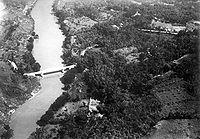 COLLECTIE TROPENMUSEUM Luchtfoto van de brug over de rivier Tjitaroem bij Batoedjadjar Tjimahi Preanger West-Java TMnr 10007687.jpg