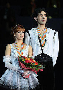 Jana KHOKHLOVA Sergei NOVITSKI EC2009 podium.jpg