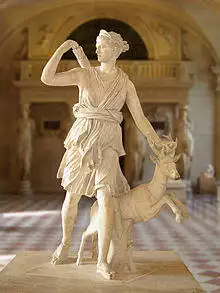 Diane de Versailles Leochares 2.jpg