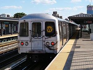 R46 W train at 30th Avenue.jpg