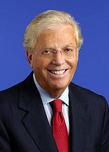 Portrait of James Cayne in 2007.jpg