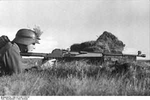 Bundesarchiv Bild 101I-292-1262-07, Nordfrankreich, Soldat mit Panzerbüchse.jpg