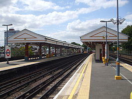 Ravenscourt Park stn eastbound Piccadilly look west.JPG