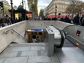Entrée Station Métro George V Paris 5.jpg