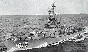 USS Hammerberg (DE-1015) underway at sea, circa in 1957.jpg