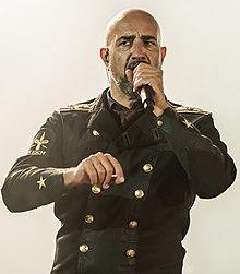 Wesselsky performing with Eisbrecher in 2018