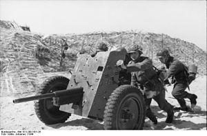 Bundesarchiv Bild 101I-299-1831-26, Nordfrankreich, Soldaten mit Geschütz.jpg