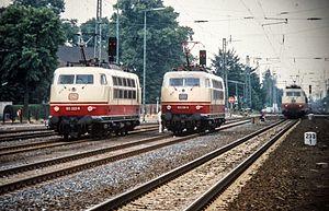 Drei Elektrolokomotiven der Baureihe 103 im Bahnhof Bremen-Hemelingen.jpg