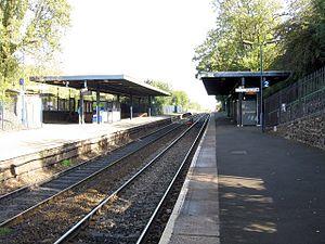 Rowley Regis railway station platforms, looking towards Birmingham in 2008.jpg