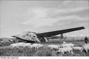 Bundesarchiv Bild 101I-561-1138-21A, Grosseto, Lastensegler Gotha Go 242, Schweineherde.jpg