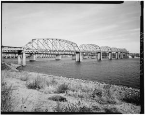 DETAIL VIEW OF HIGHWAY BRIDGE, SHOWING RAILROAD BRIDGE AND LOCK AND DAM IN BACKGROUND, LOOKING NORTHEAST (UPSTREAM) - Upper Mississippi River 9-Foot Channel Project, Lock and Dam HAER ILL,60-ALT,3-36.tif