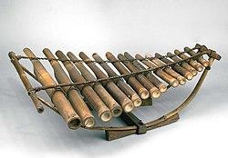 COLLECTIE TROPENMUSEUM Xylofoon van bamboe met vijftien toetsen onderdeel van tjalung-ensemble TMnr 1029-11a.jpg