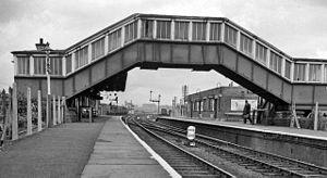 Broadfield railway station 1913583.jpg