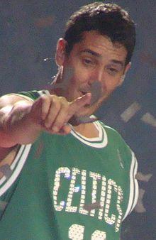 Jonathan Knight 2011 (cropped).jpg