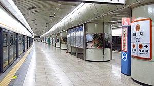 Seoul-metro-345-Daechi-station-platform-20181123-153652.jpg
