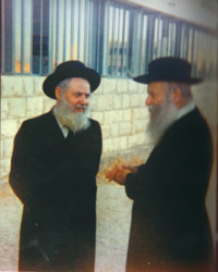 הרצי"ה והרב שפירא בכניסה לספרית מרכז הרב.png