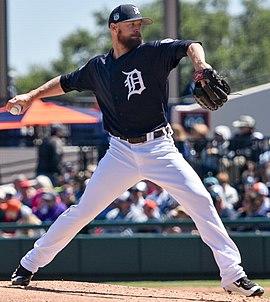 Logan Kensing pitching for the Detroit Tigers in 2017 Spring Training.jpg