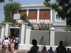 Entrance to Aurobindo ashram in Pondicherry.JPG