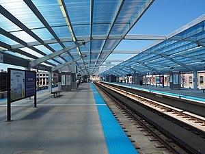 Center tracks and southbound platform at Wilson.jpg