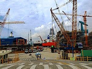 Hyundai Heavy Industries ship yard, South Korea (15037403187).jpg