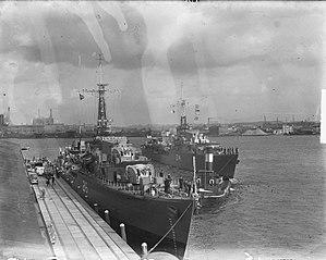Canadeese torpedobootjager Huron en Nucinac in Amsterdam, Bestanddeelnr 904-2397.jpg