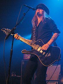 Nicke Andersson performing with the Hellacopters in 2008.