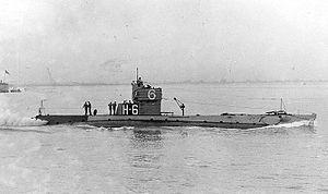NH-53609 USS H-6 underway, circa 1922 with Sub Division 6 emblem on conning tower..jpg