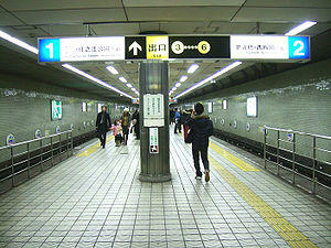 Osaka-subway-Y14-Yotsubashi-station-platform.jpg