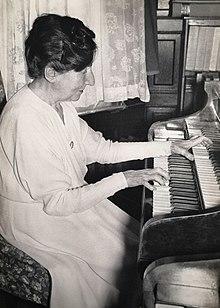 Landowska plays harpsichord.jpg