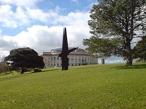 Auckland Museum And Bird Of Prey Kaitiaki.jpg