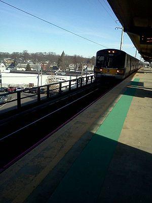 LIRRTrainAtLindenhurst.jpg