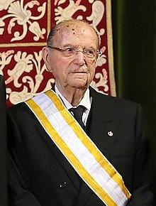 (Gerardo Fernández Arbor) Mariano Rajoy impone la Gran Cruz de Isabel la Católica a Gerardo Fernández Albor. Pool Moncloa. 4 de enero de 2013 (cropped).jpg