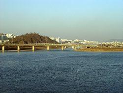 Jungnangcheon meets Han, seen from Donghodaegho.jpg