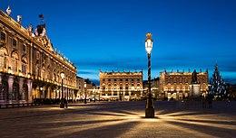 Vue de nuit de la Place Stanislas à Nancy.jpg