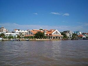 Chợ Ninh Kiều nhìn từ sông Hậu.jpg