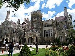 Exterior of Casa Loma, June 2012.jpg
