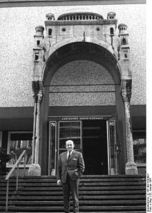 Bundesarchiv B 145 Bild-P094007, Berlin, Heinz Galinski vor jüdischem Gemeindehaus.jpg