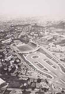 Werner Haberkorn - Vista aérea do Estádio Municipal Paulo Machado de Carvalho (Pacaembu). São Paulo-Sp., Acervo do Museu Paulista da USP (cropped).jpg